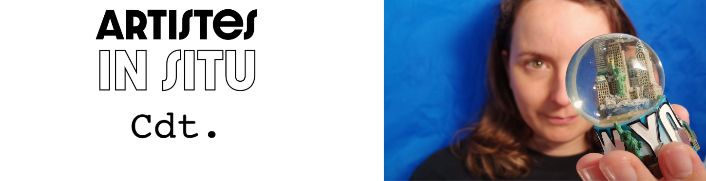 Femme qui tient une boule à neige dans la main