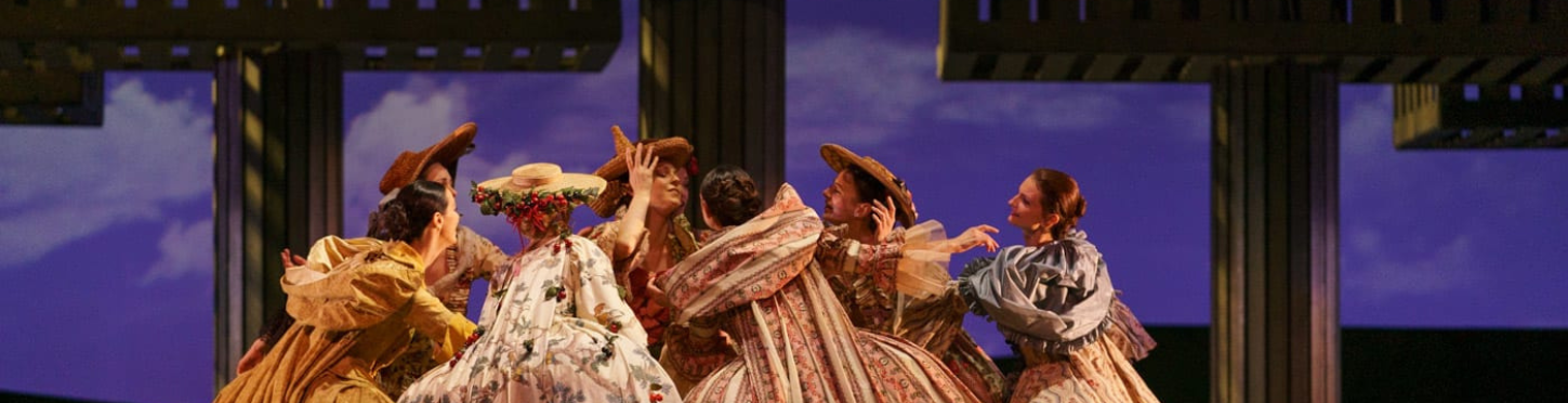 Plusieurs femmes en robes d'époque