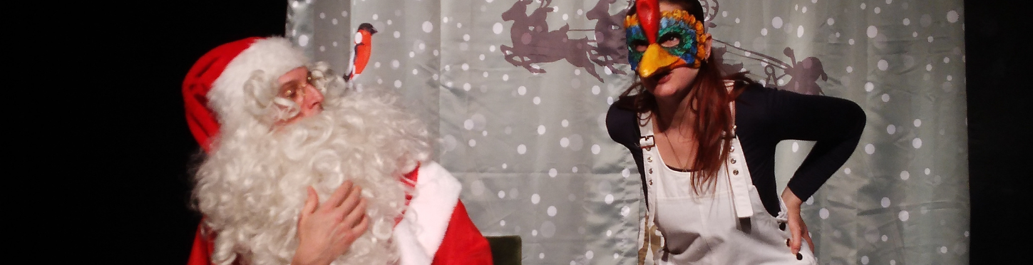 Une photographie d'un Père Noël avec une femme affublée d'un masque d'oiseau