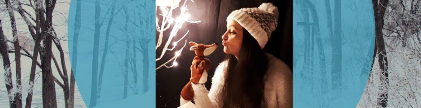 Dans un paysage enneigé, une femme avec un bonnet embrasse un petit renard en peluche