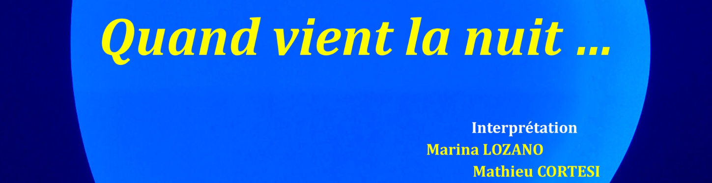 Un rond bleu sur fond bleu foncé avec la mention "Quand vient la nuit..."