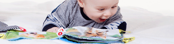 Bébé riant aux éclats devant un livre
