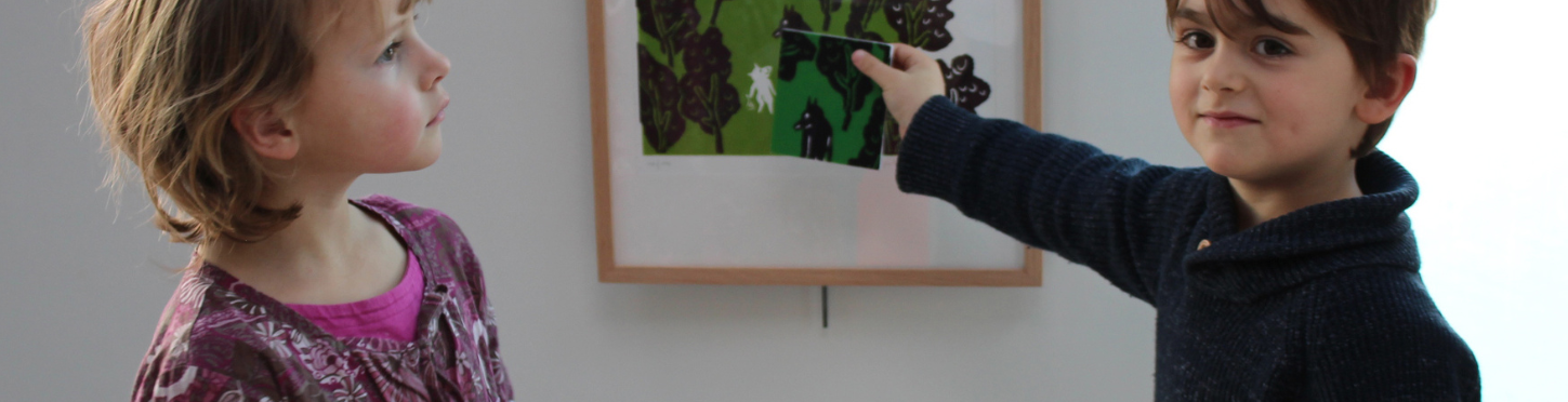 2 enfants qui regardent l'exposition de Julia Chausson