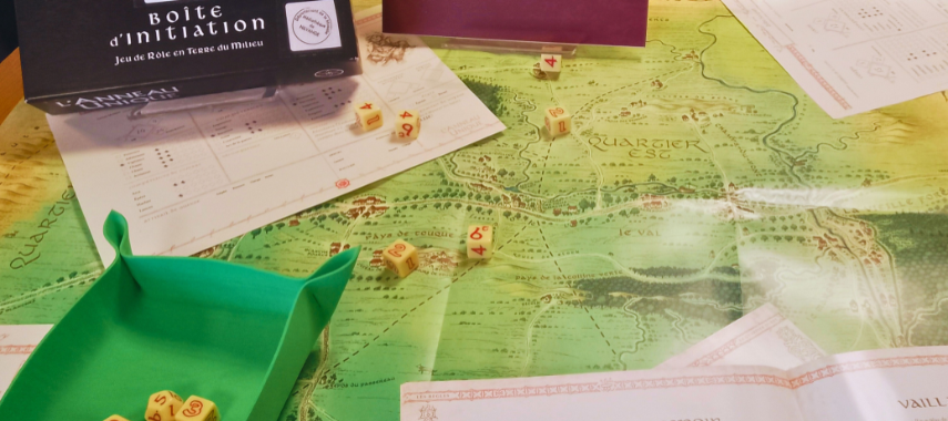 Table où est déployée la boite d'initiation au jeu de rôle la Terre du Milieu