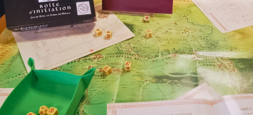 Table où est déployée la boite d'initiation au jeu de rôle la Terre du Milieu
