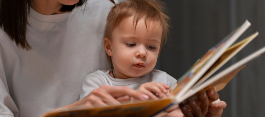 Un bébé qui lit un livre
