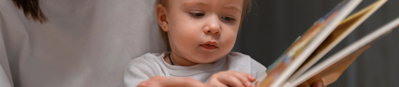 Un bébé qui lit un livre